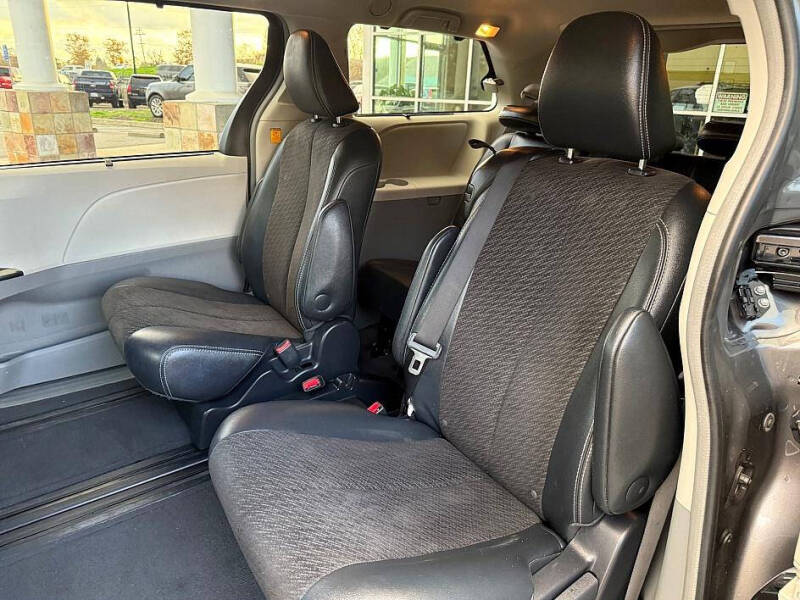 2011 Toyota Sienna SE 8-Passenger