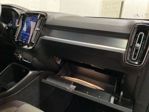 2025 Volvo XC40 B5 Core Bright Theme