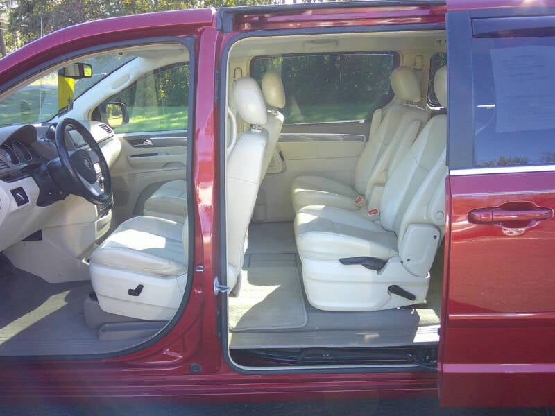 2010 Volkswagen Routan SE photo 12