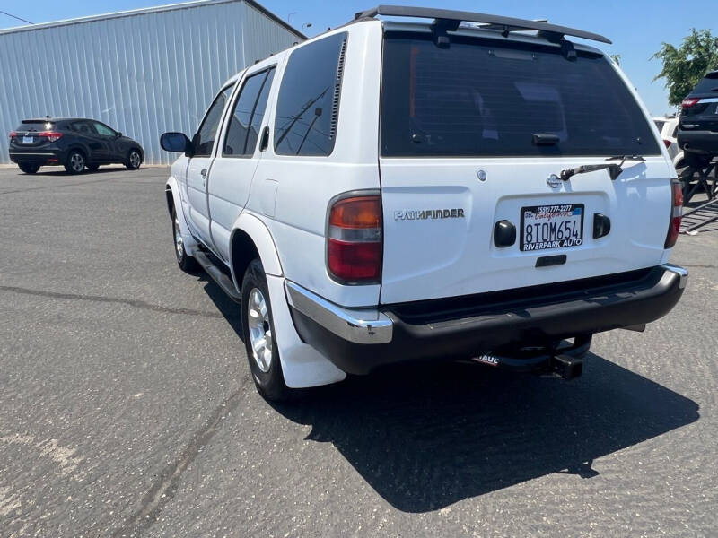 1999 Nissan Pathfinder LE photo 11