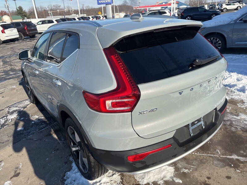 2025 Volvo XC40 B5 Plus Bright Theme