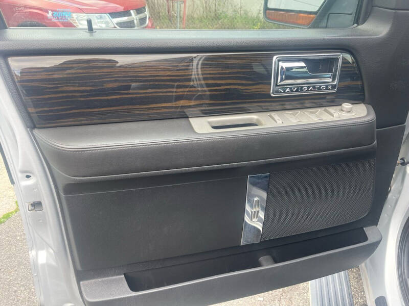 2010 Lincoln Navigator Base photo 21