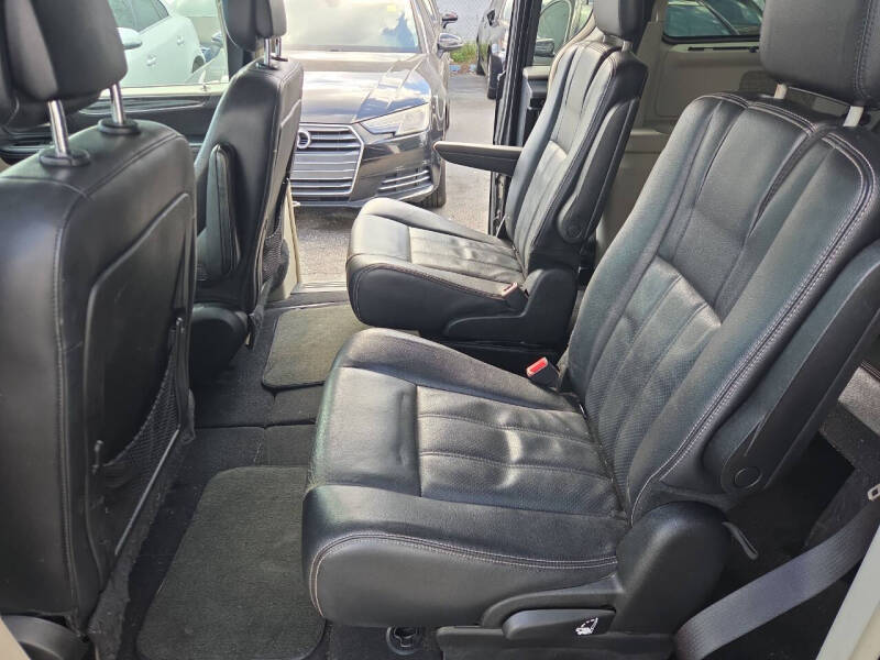 2014 Chrysler Town and Country Touring-L