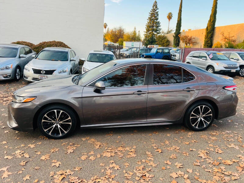 2019 Toyota Camry SE photo 5