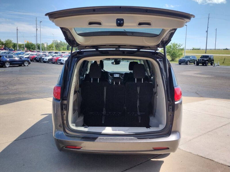 2023 Chrysler Voyager LX