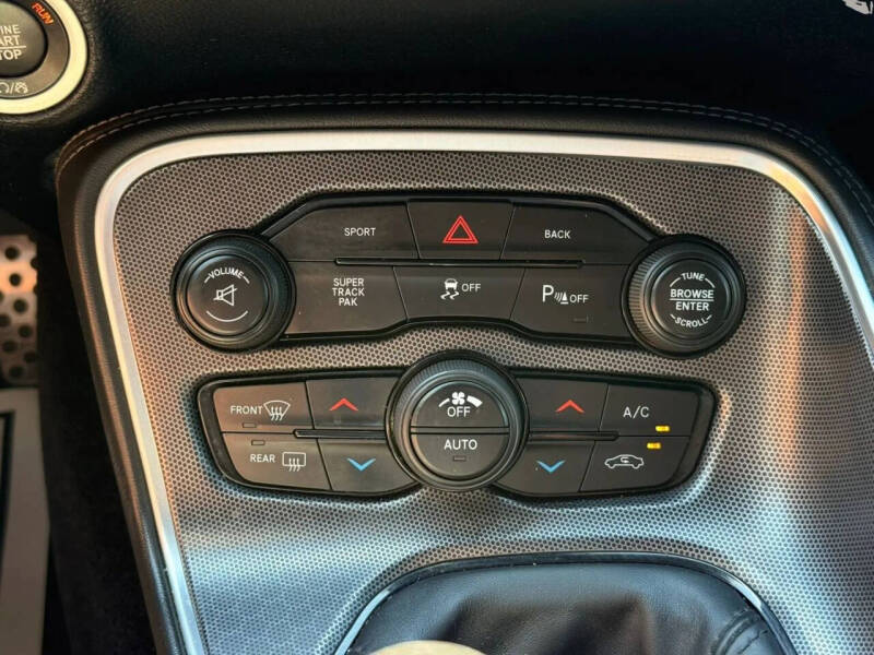 2016 Dodge Challenger 392 HEMI Scat Pack Shaker