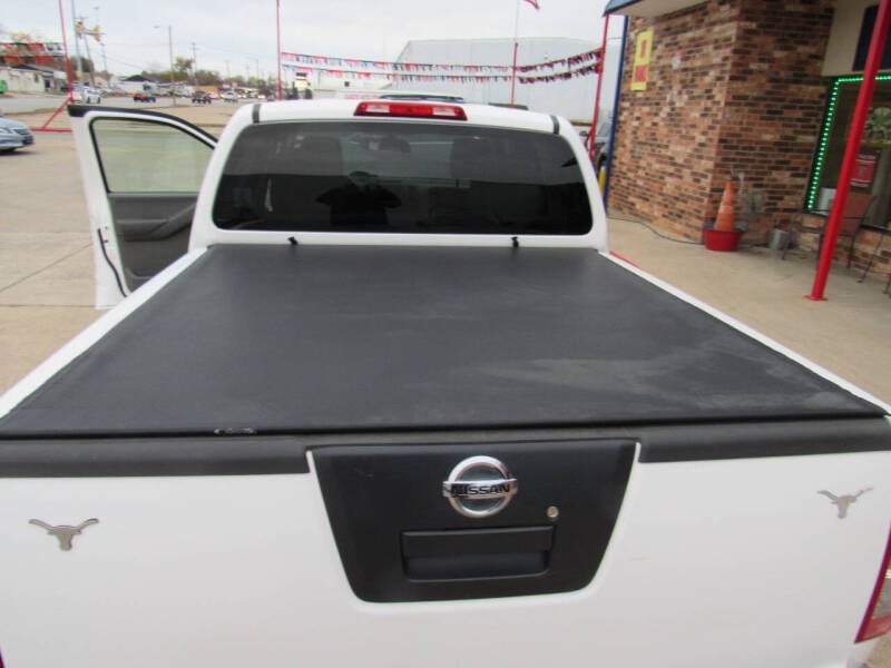 2012 Nissan Frontier S photo 16