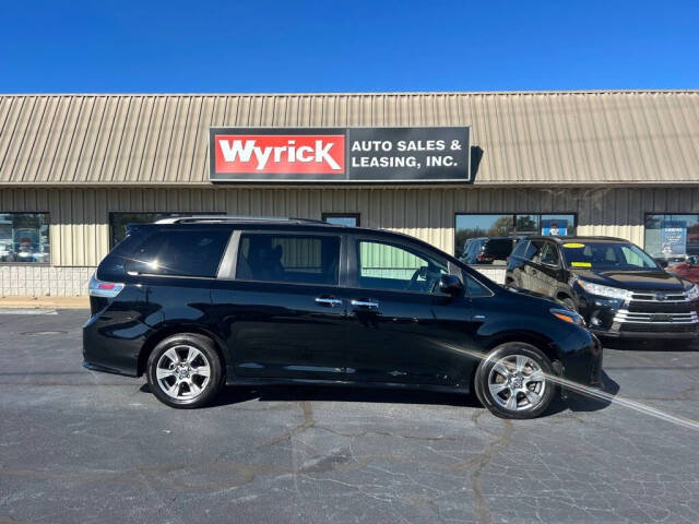 2019 Toyota Sienna SE's photo