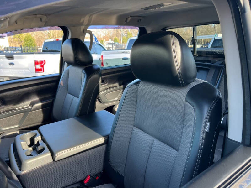 2017 Nissan Titan SV