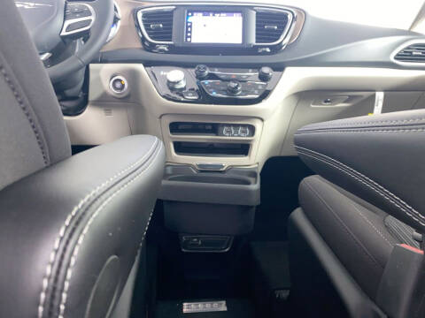 2024 Chrysler Voyager LX