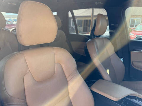 2016 Volvo XC90 T6 Momentum