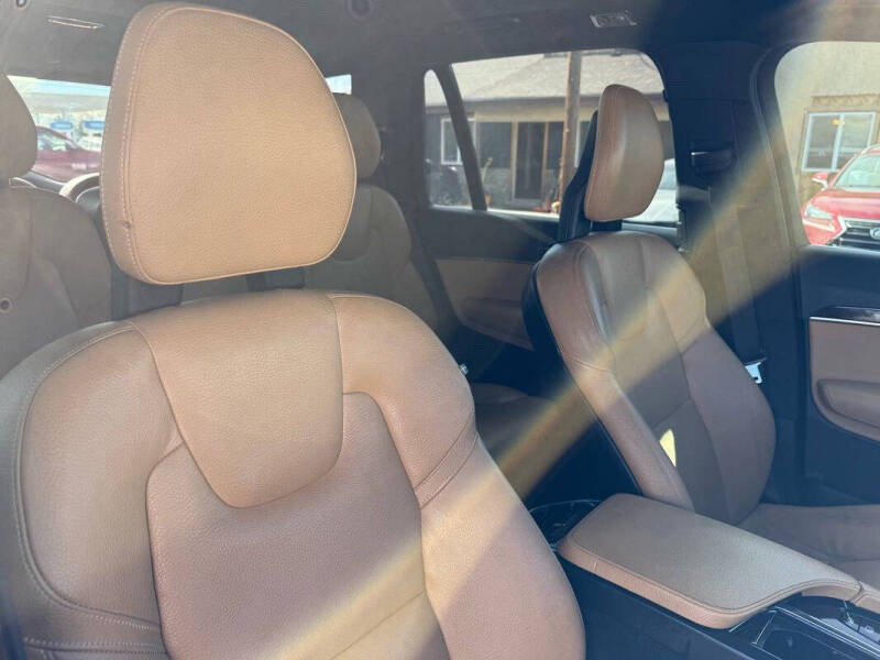 2016 Volvo XC90 T6 Momentum