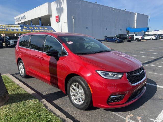 2025 Chrysler Pacifica Select