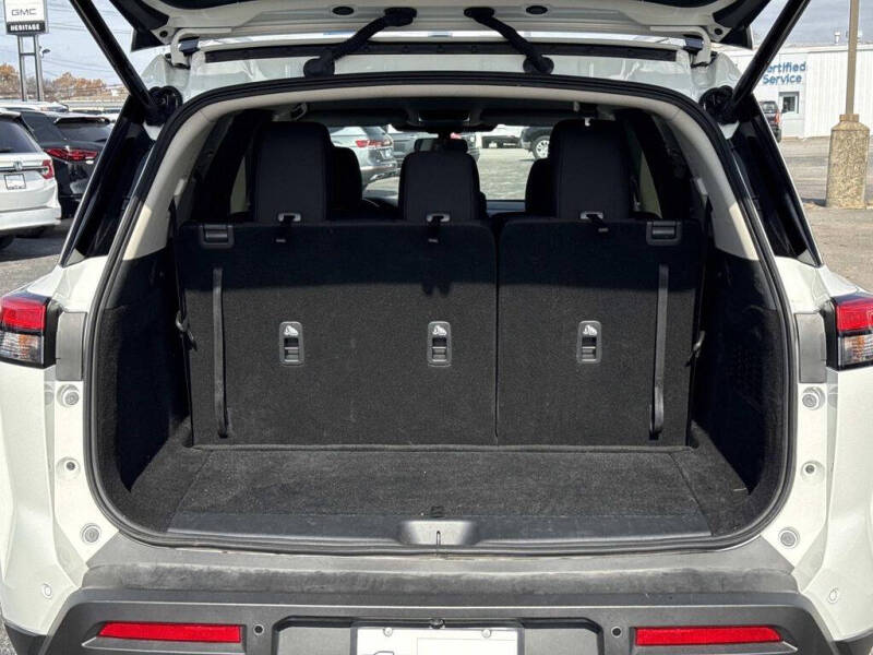 2025 Nissan Pathfinder SV