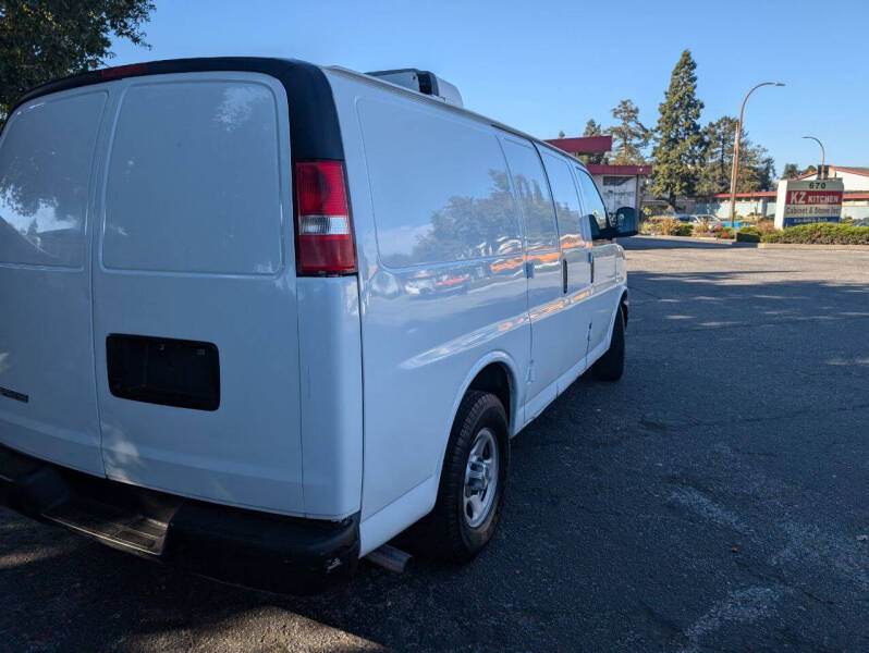 2007 Chevrolet Express Cargo null photo 6