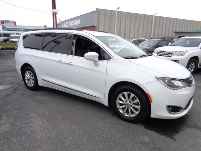 2017 Chrysler Pacifica Touring-L