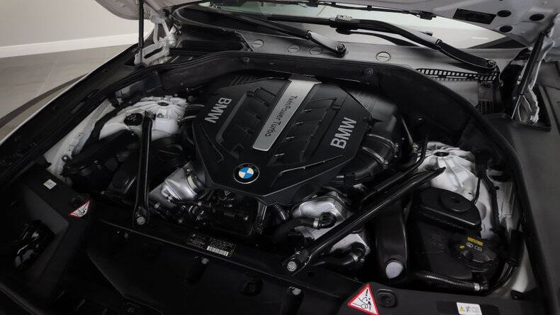 2012 BMW 5 Series 550i Gran Turismo