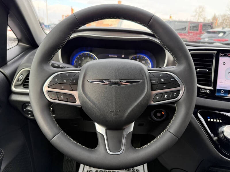 2025 Chrysler Pacifica Select
