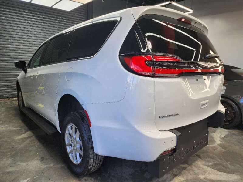 2024 Chrysler Pacifica Touring