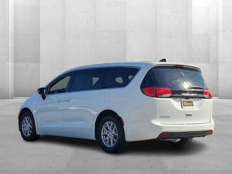 2026 Chrysler Voyager LX