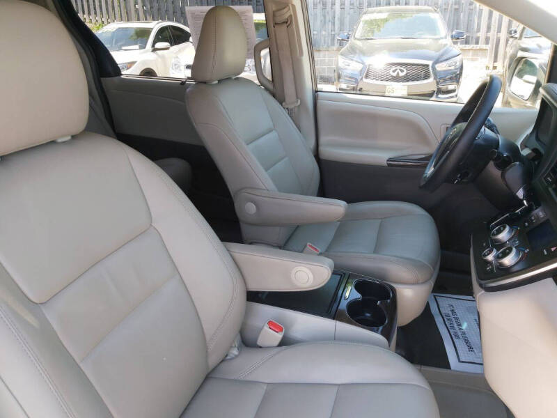 2017 Toyota Sienna XLE 8-Passenger