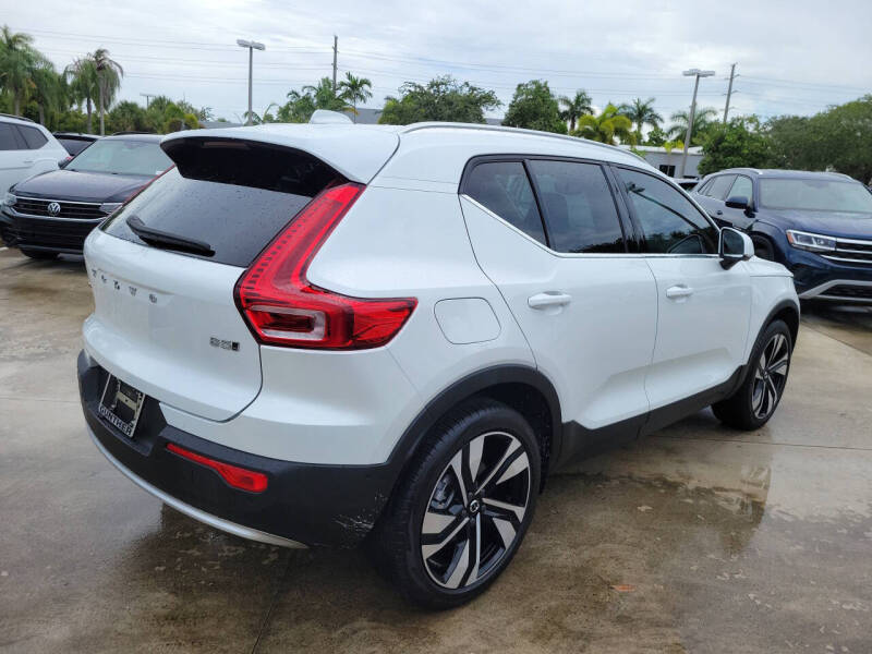 2024 Volvo XC40 B5 Plus Bright Theme