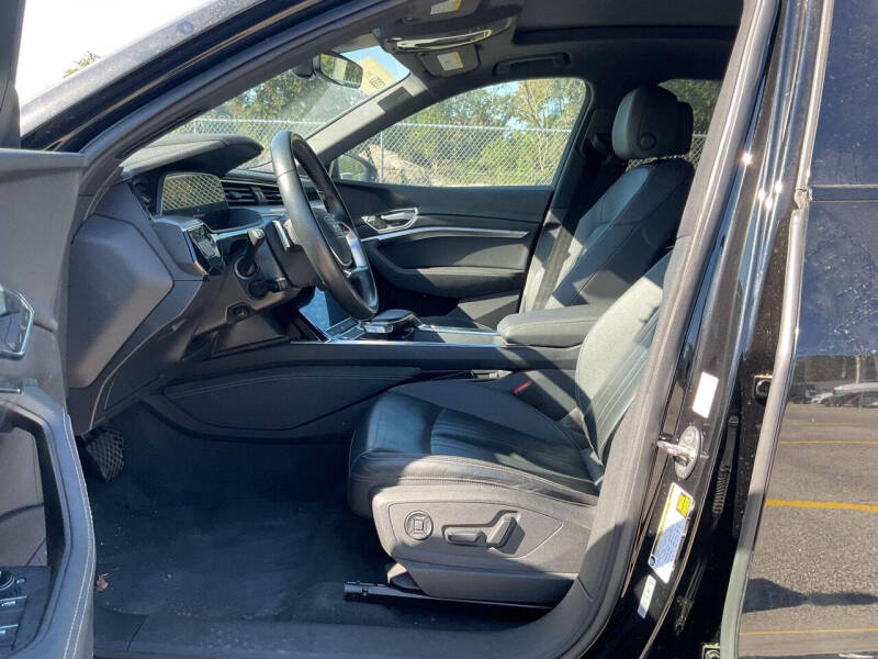 2022 Audi e-tron quattro Premium