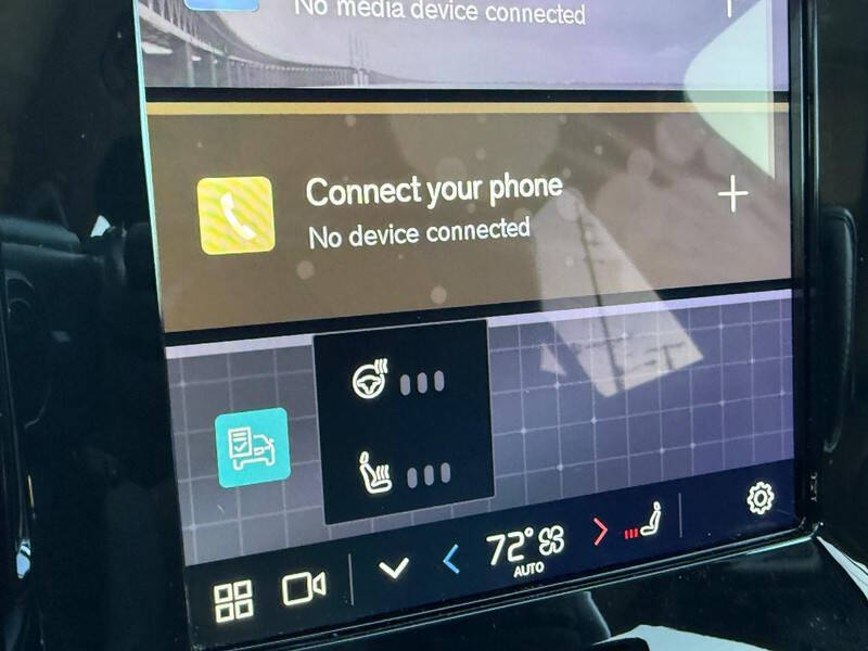 2025 Volvo XC40 B5 Plus Bright Theme