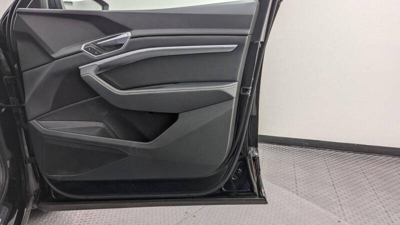 2023 Audi e-tron quattro Premium