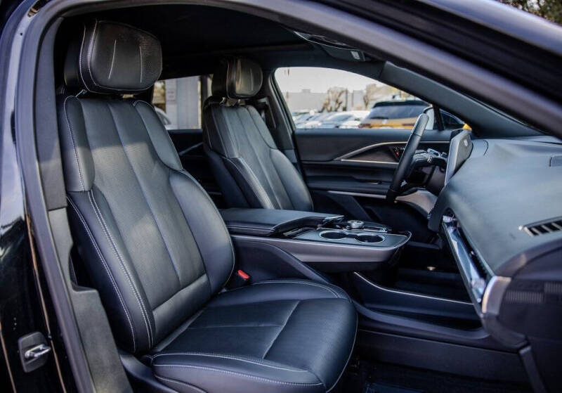 2024 Cadillac LYRIQ Luxury 2