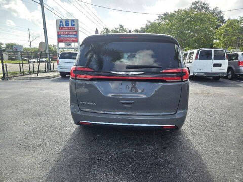 2025 Chrysler Pacifica Select