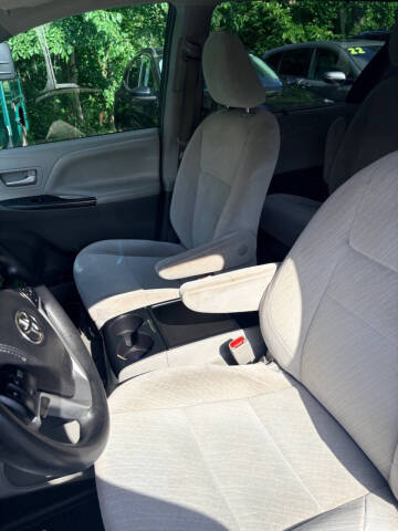 2017 Toyota Sienna LE 7-Passenger