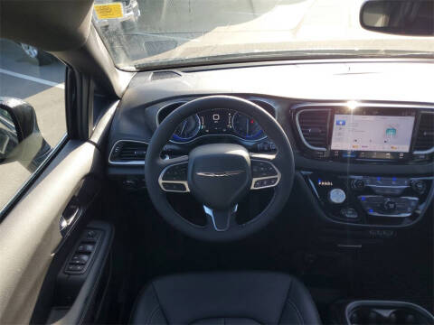 2025 Chrysler Voyager LX