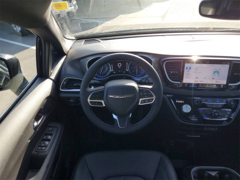 2025 Chrysler Voyager LX