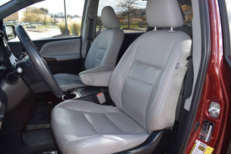 2015 Toyota Sienna Limited Premium photo 14