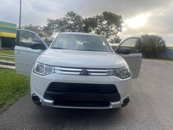 2015 MITSUBISHI Outlander SUV / Crossover