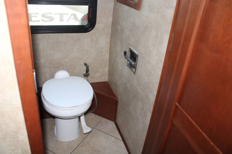 2014 Winnebago Forza 38R 340hp Cummins Diesel