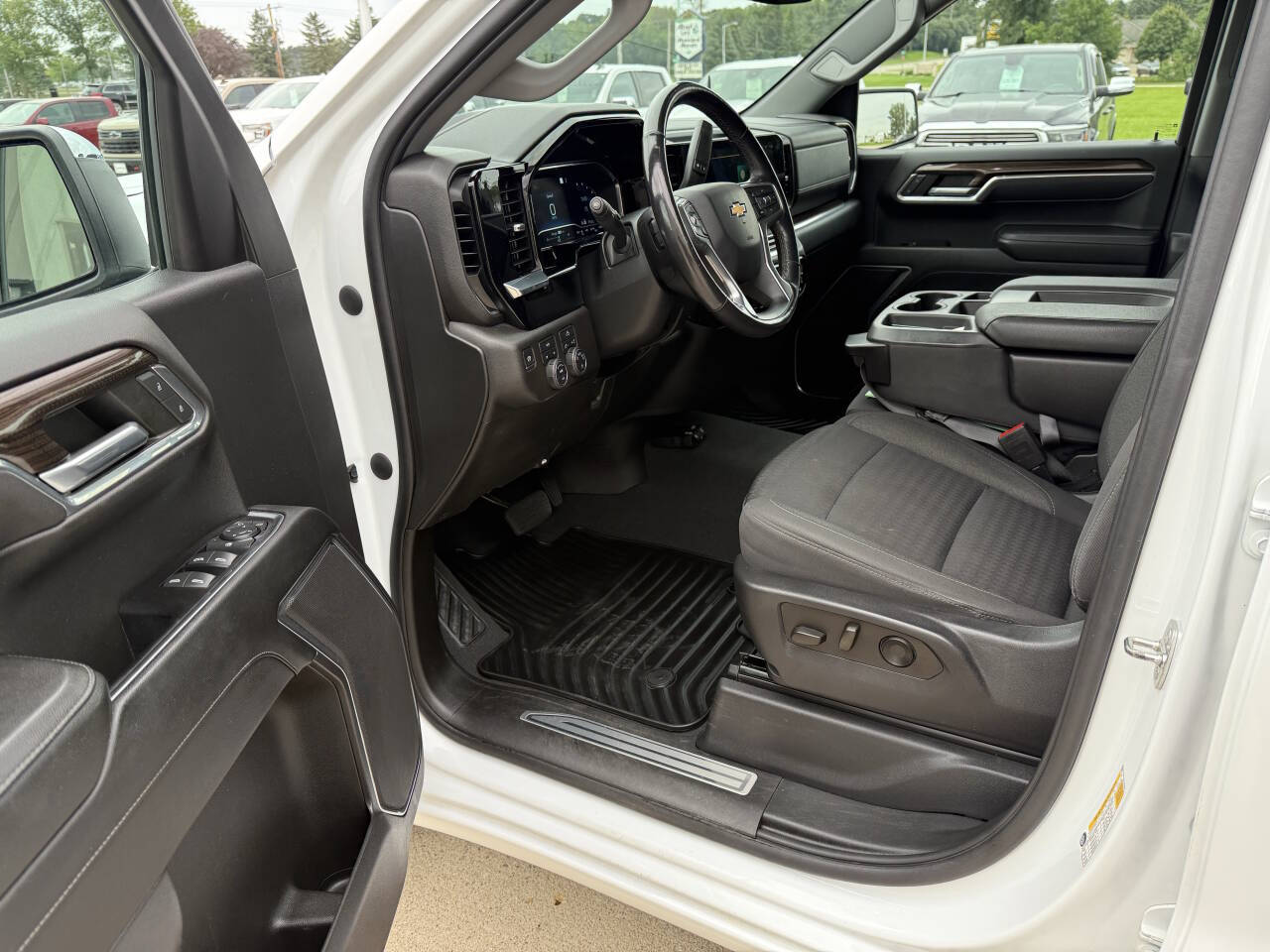 2022 Chevrolet Silverado 1500 LT photo 5