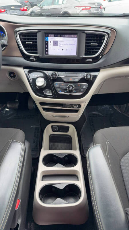 2022 Chrysler Voyager LX