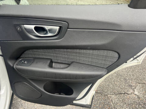 2024 Volvo XC60 B5 Core Dark Theme