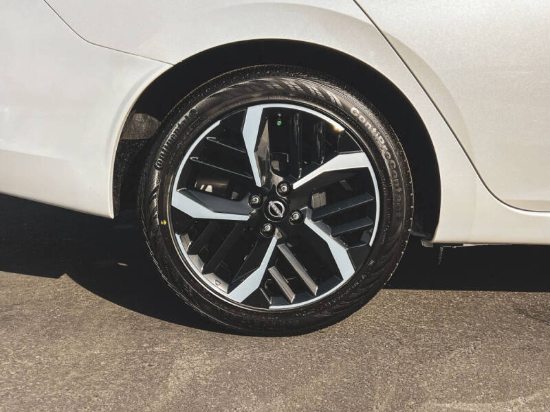 2025 Nissan Versa SR