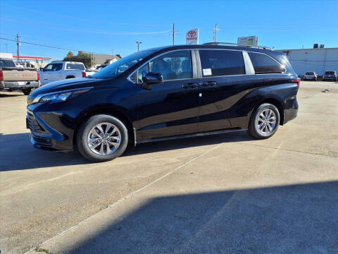 2025 Toyota Sienna LE 8-Passenger