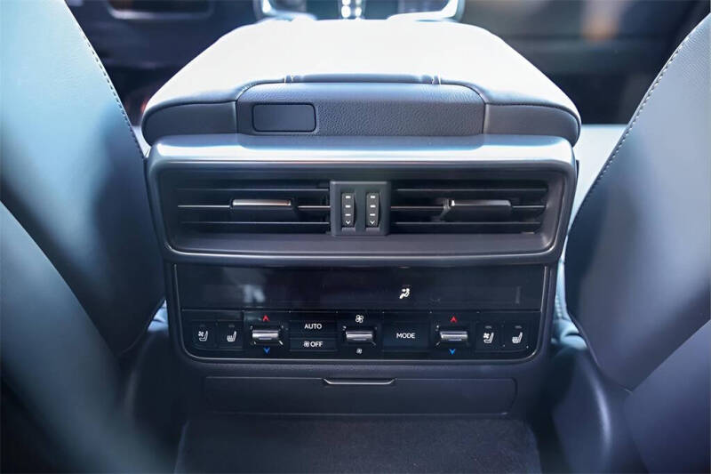 2025 Lexus LX 700h F SPORT Handling