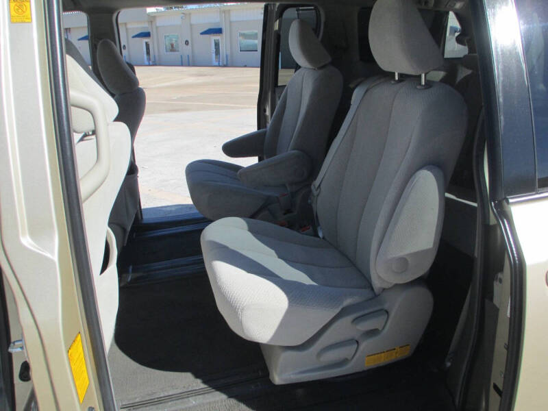 2011 Toyota Sienna LE 7-Passenger Auto Access Seat