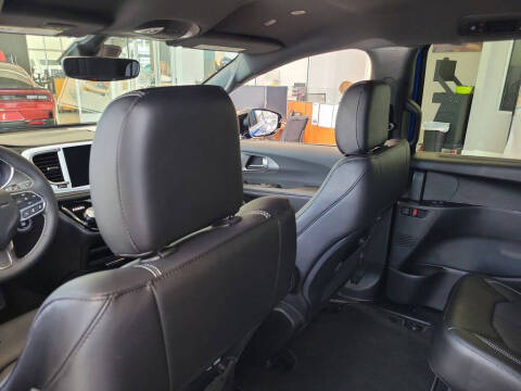 2027 Chrysler Pacifica Select