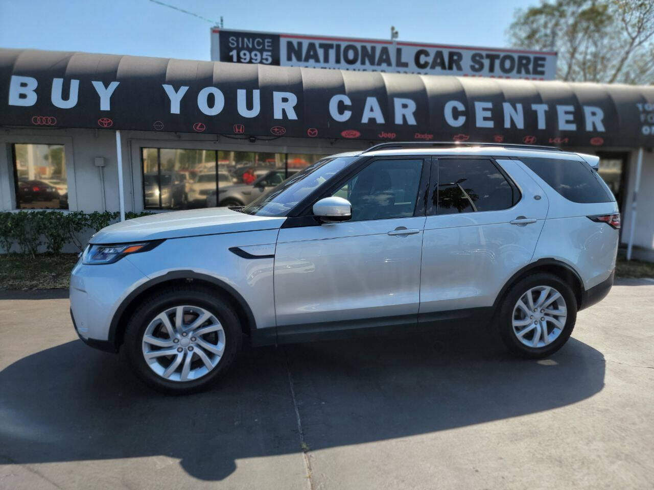 2017 Land Rover Discovery  - $29,900