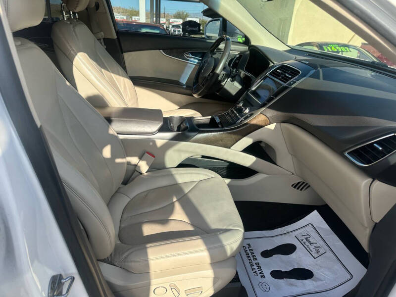 2019 Lincoln Nautilus Select