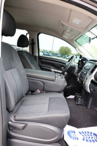 2017 Nissan Titan SV