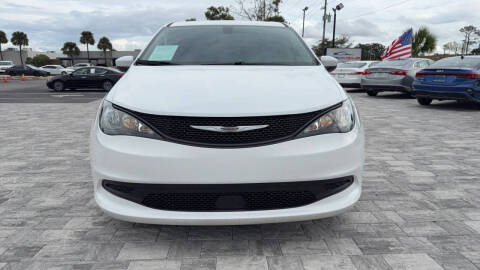 2022 Chrysler Voyager LX