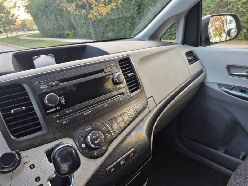 2011 Toyota Sienna SE 8-Passenger
